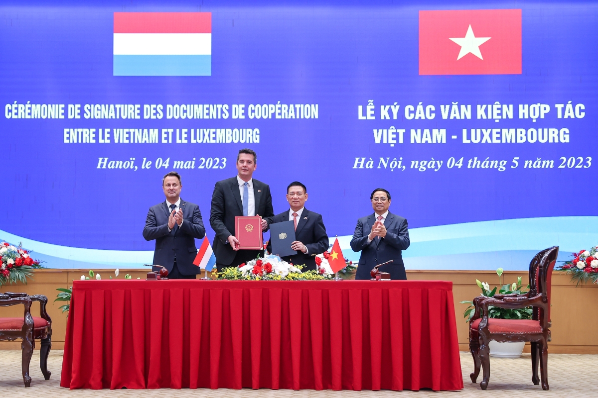 Thủ tướng Ch&iacute;nh phủ Phạm Minh Ch&iacute;nh v&agrave; Thủ tướng Xavier Bettel chứng kiến lễ k&yacute; c&aacute;c văn kiện hợp t&aacute;c trong lĩnh vực t&agrave;i ch&iacute;nh, đặc biệt l&agrave; Thỏa thuận Đối t&aacute;c chiến lược về t&agrave;i ch&iacute;nh xanh giữa Bộ T&agrave;i ch&iacute;nh hai nước - Ảnh: VGP