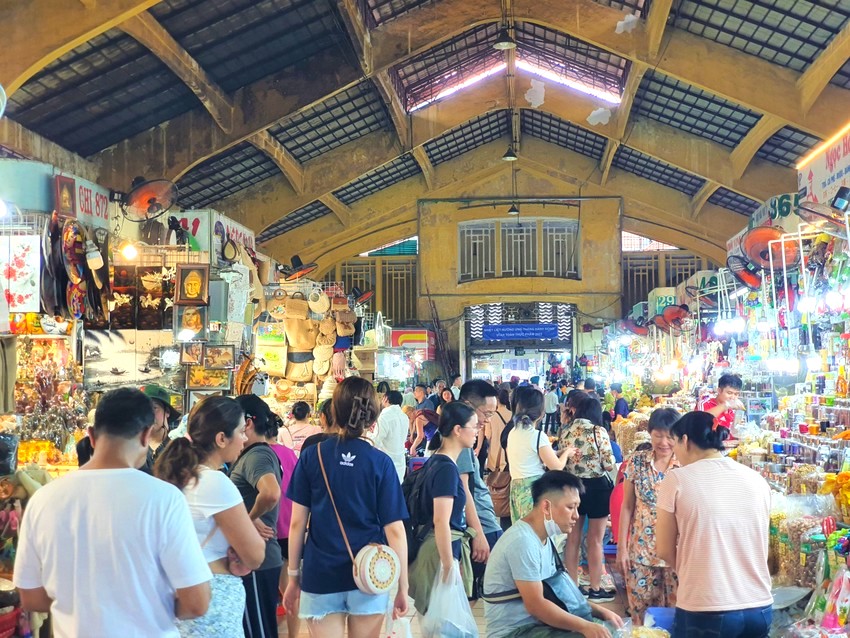 Chợ Bến Thành, TP.HCM, dịp lễ 30/4 và 1/5 năm 2023.