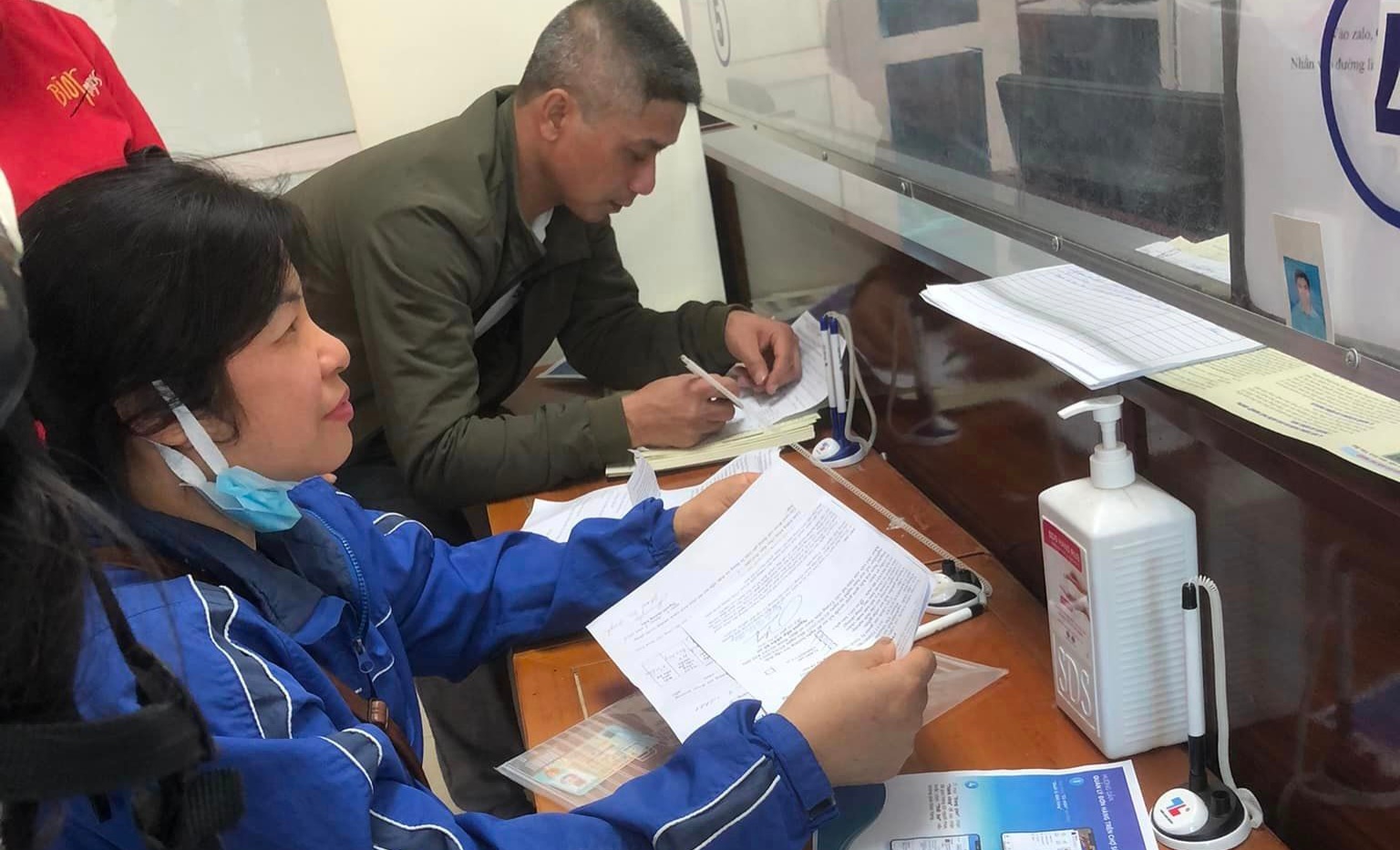 Người lao động được tư vấn giới thiệu việc làm. Ảnh - Trung tâm Dịch vụ việc làm Yên Bái. 