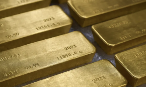 Giá vàng thế giới giữ đà tăng, trong nước giảm