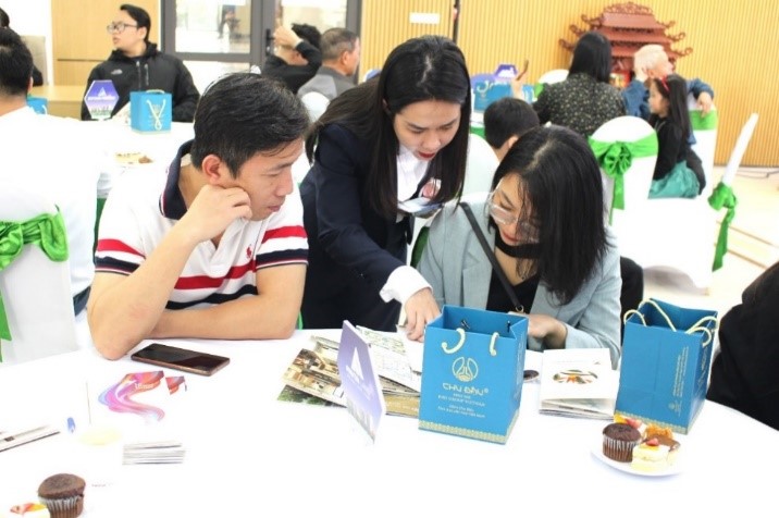 Các chủ nhân tương lai nghe tư vấn về dự án.