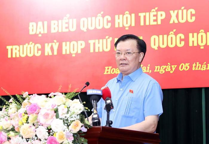 Bí thư Thành ủy Đinh Tiến Dũng phát biểu tại buổi tiếp xúc cử tri quận Hoàng Mai và huyện Gia Lâm. 