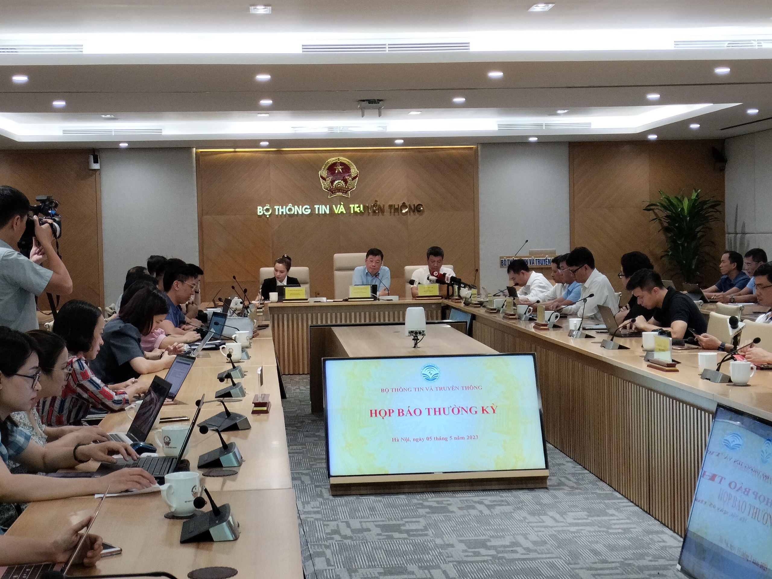 Bộ Th&ocirc;ng tin v&agrave; Truyền th&ocirc;ng tổ chức họp b&aacute;o cung cấp th&ocirc;ng tin về hoạt động của Bộ, của ng&agrave;nh Th&ocirc;ng tin v&agrave; Truyền th&ocirc;ng trong th&aacute;ng 4/2023 v&agrave; kế hoạch triển khai thực hiện c&aacute;c nhiệm vụ trọng t&acirc;m của Bộ trong thời gian tới.
