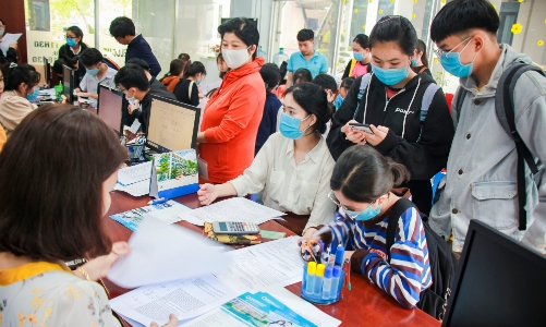 Học phí đại học: Vì sao trường tư công khai, trường công dè dặt?