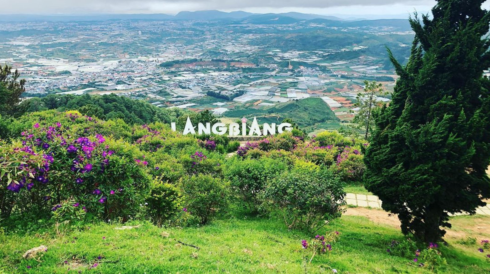 hHuyện Lạc Dương nằm cách trung tâm Đà Lạt khoảng 12 km, ở độ cao từ 1.500 m so với mực nước biển.