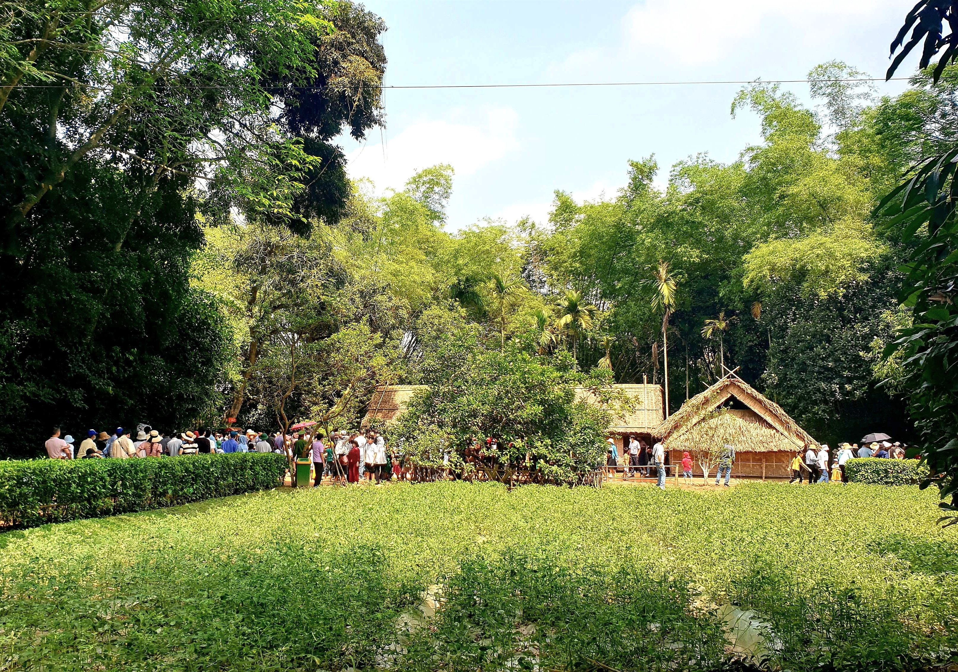 Khu di t&iacute;ch Kim Li&ecirc;n (Nam Đ&agrave;n) một trong điểm c&oacute; lượng du kh&aacute;ch đến thăm quan nhiều nhất của Nghệ An