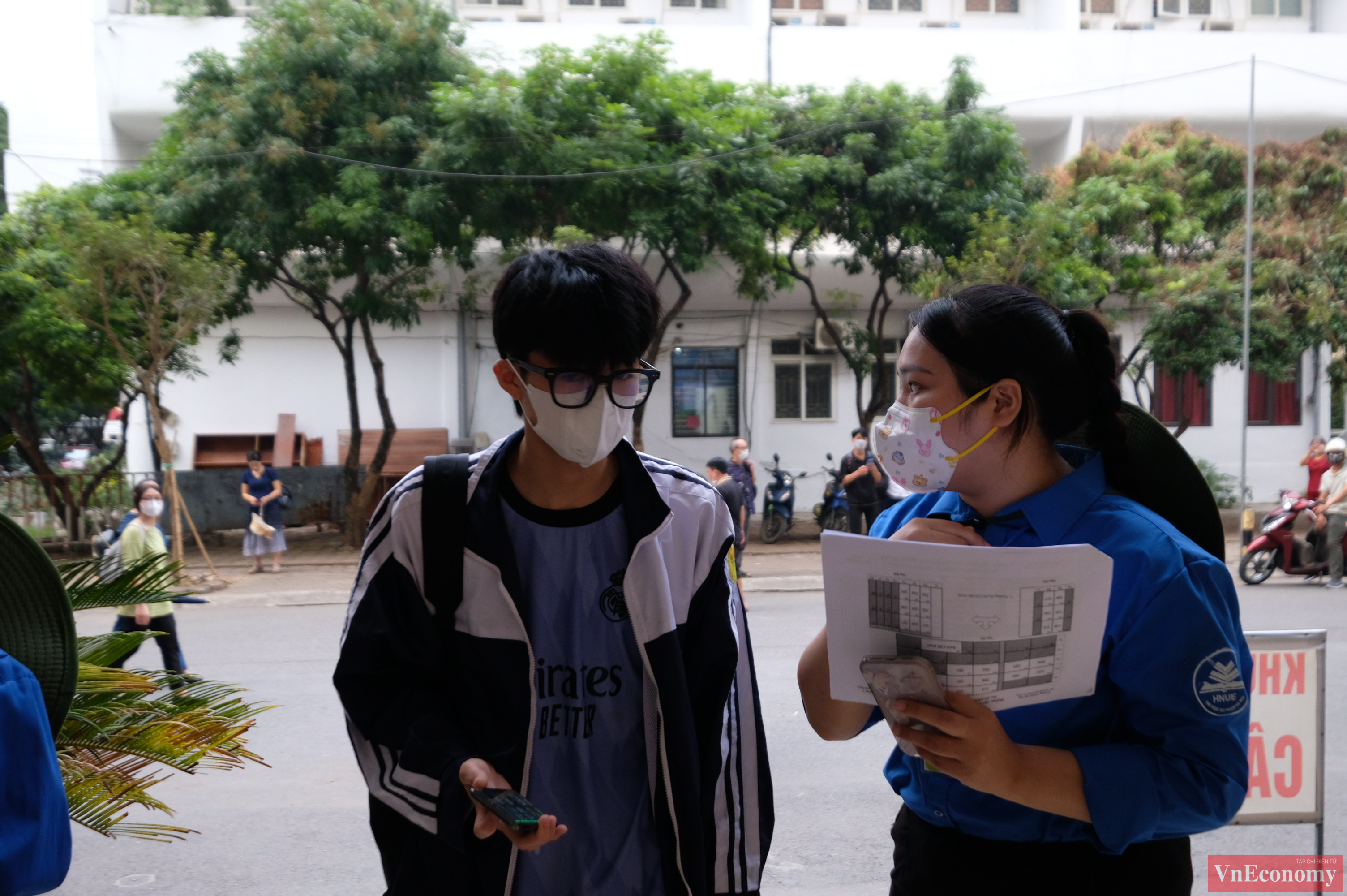 Năm nay, ước tính khoảng hàng nghìn cán bộ tham gia phục vụ kỳ thi. Mỗi phòng thi có 2 giám thị. Tại các hành lang có phòng thi, Hội đồng thi bố trí 2 giám thị biên.