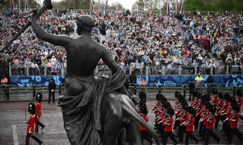 Người dân Anh và du khách đội mưa theo dõi đoàn xe của Vua Charles III