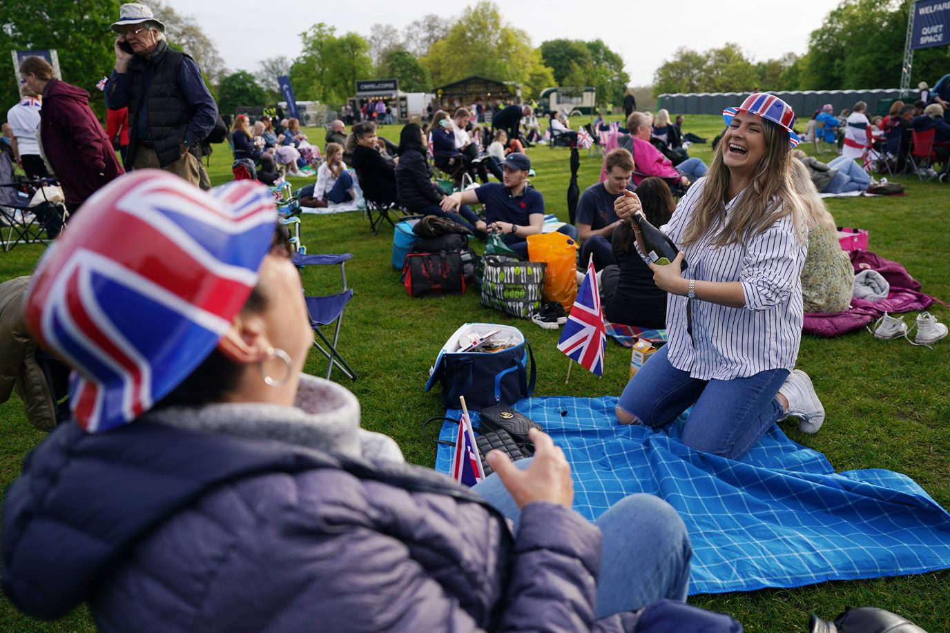 Từ nhiều ngày trước, khách du lịch đã đổ về London và cắm trại ngay trên trục đường diễn ra lễ đăng quang để được chứng kiến tận mắt cảnh tượng Vua Charles III lên ngôi. 