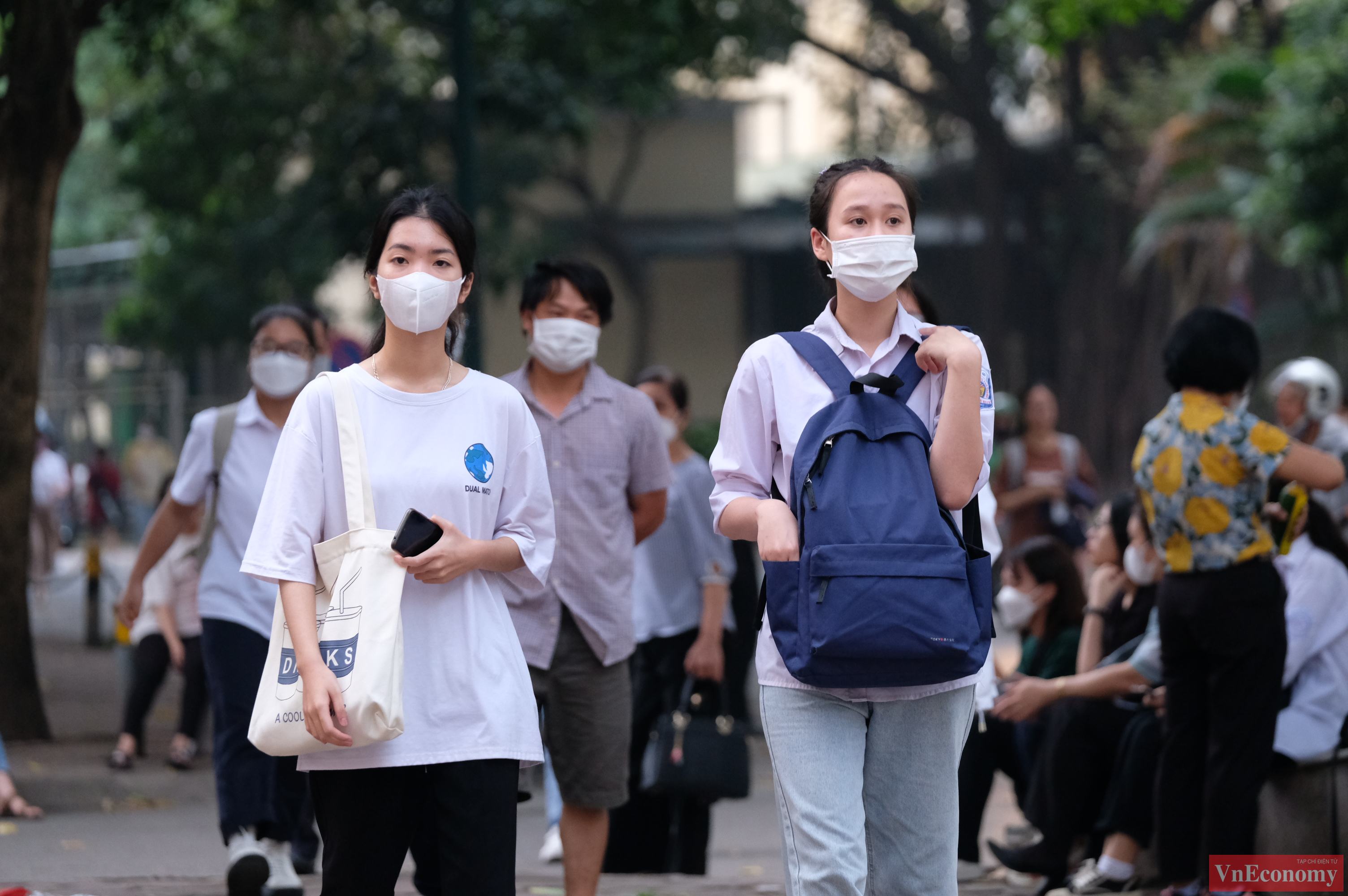 Từ 6 giờ sáng, nhiều thí sinh, phụ huynh đã tới các điểm thi của Trường Đại học Sư phạm Hà Nội.  
