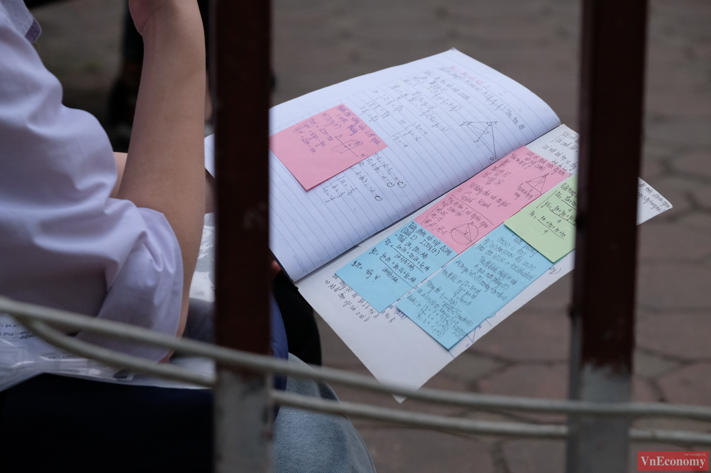 Kỳ thi sẽ diễn ra trong cả ngày hôm nay với 8 môn thi độc lập, chia làm 5 ca thi. Thí sinh làm bài thi trực tiếp trên giấy. Đề thi kết hợp cả hình thức thi trắc nghiệm và thi tự luận.