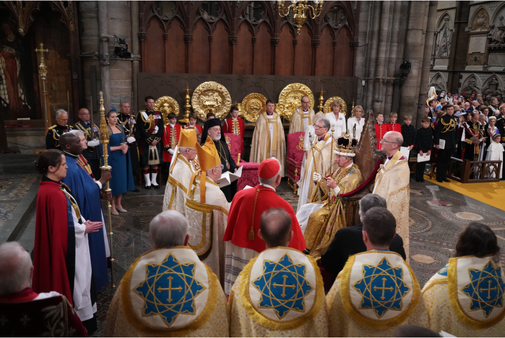 Lễ đăng quang được cho l&agrave;&nbsp;một sự kết hợp mang t&iacute;nh biểu tượng của chế độ qu&acirc;n chủ, nh&agrave; thờ v&agrave; nh&agrave; nước tại Vương quốc Anh.