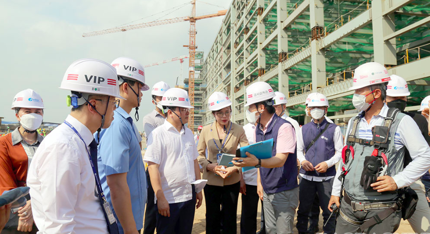 Buổi kiểm tra tiến độ xây dựng Nhà máy Amkor Technology Việt Nam của lãnh đạo tỉnh Bắc Ninh - Ảnh: Báo Bắc Ninh.