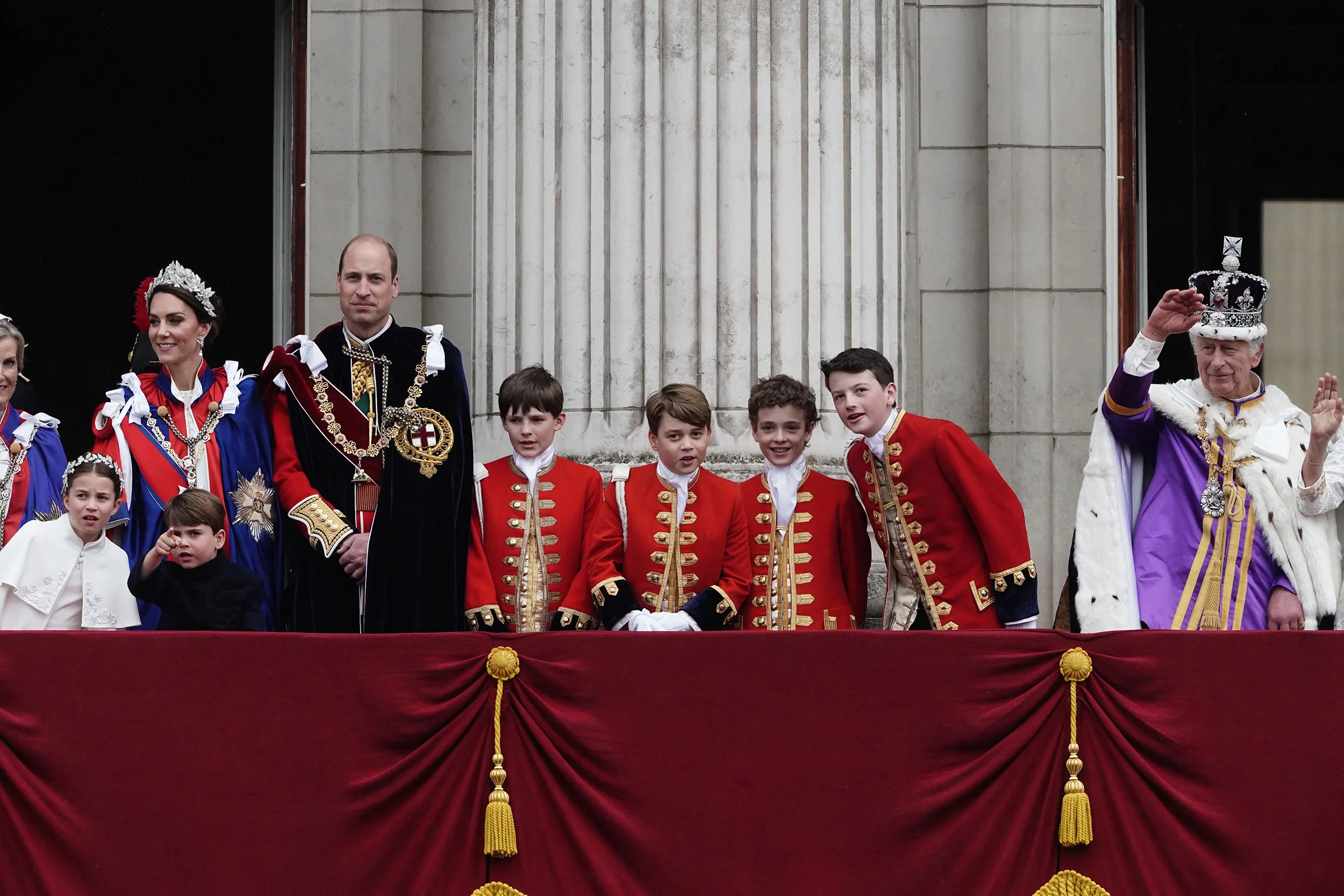Vua Charles III và Hoàng hậu Camilla trên xe ngựa Gold State Coach trở về Cung điện Buckingham, sau đó cùng các thành viên hoàng gia xuất hiện tại ban công cung điện.