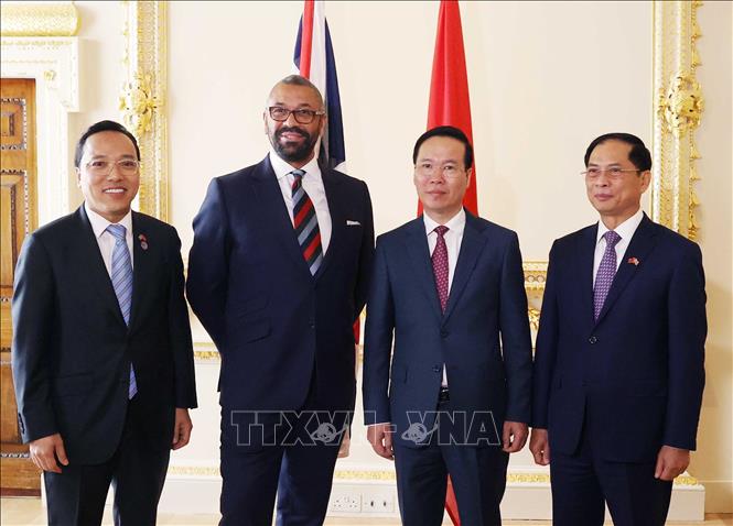 Chủ tịch nước Võ Văn Thưởng gặp Bộ trưởng Ngoại giao Anh James Cleverly - Ảnh: TTXVN