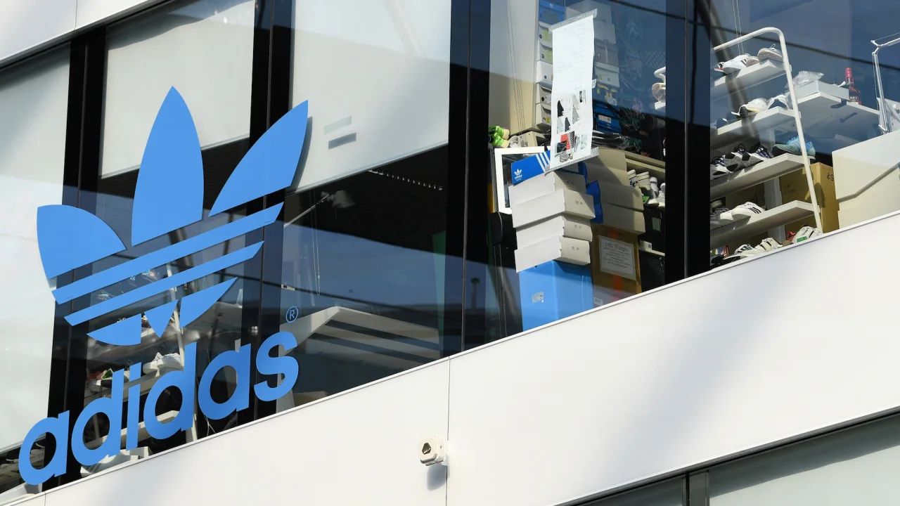 Với hơn 5 tỷ euro doanh số nói trên, Adidas thu về khoản lợi nhuận từ hoạt động kinh doanh là 60 triệu euro.