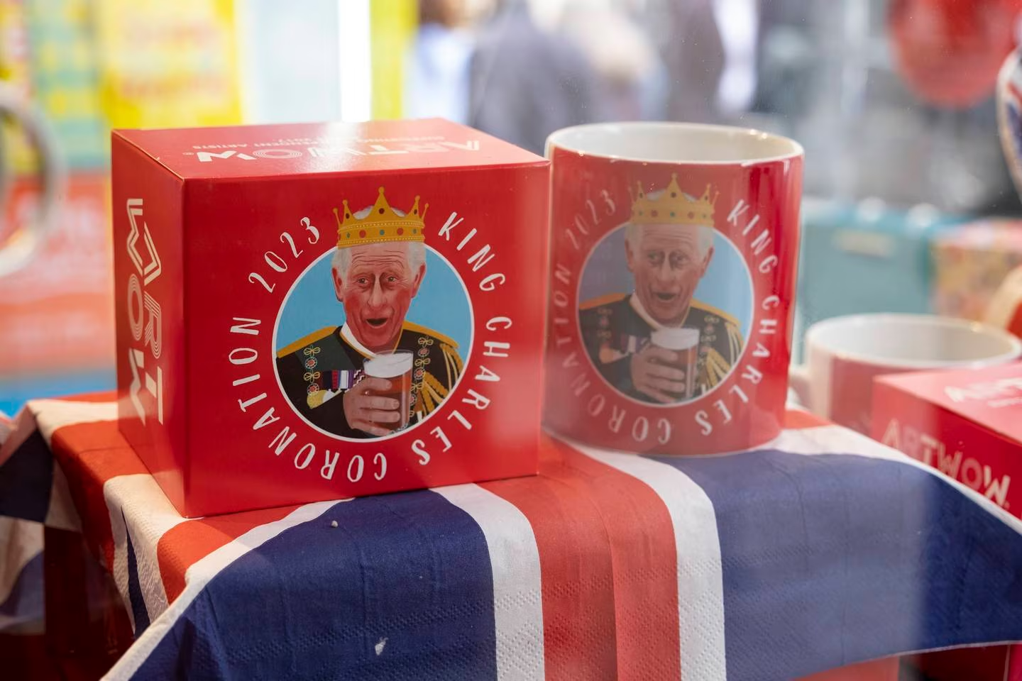 Những món quà lưu niệm lấy cảm hứng từ Vua Charles III được bày bán khắp London nhân dịp này.