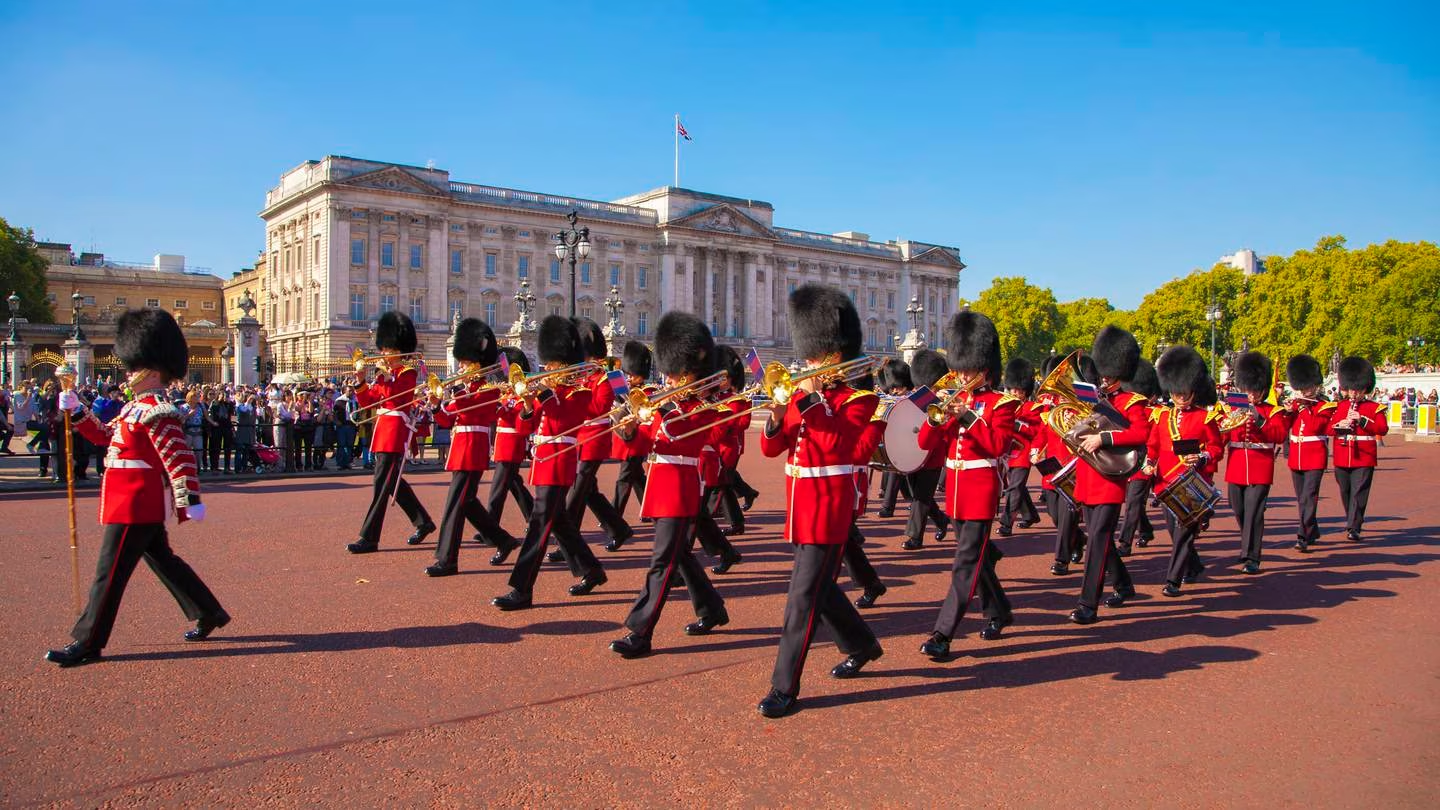 Lễ đổi g&aacute;c của đội cận vệ Cung điện&nbsp;Buckingham.