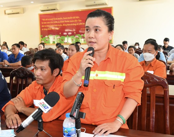 Cử tri Trần Thị Hồng Phượng, Công ty TNHH MTV Dịch vụ công ích quận 7, nêu ý kiến tại buổi tiếp xúc. Ảnh: VD.  