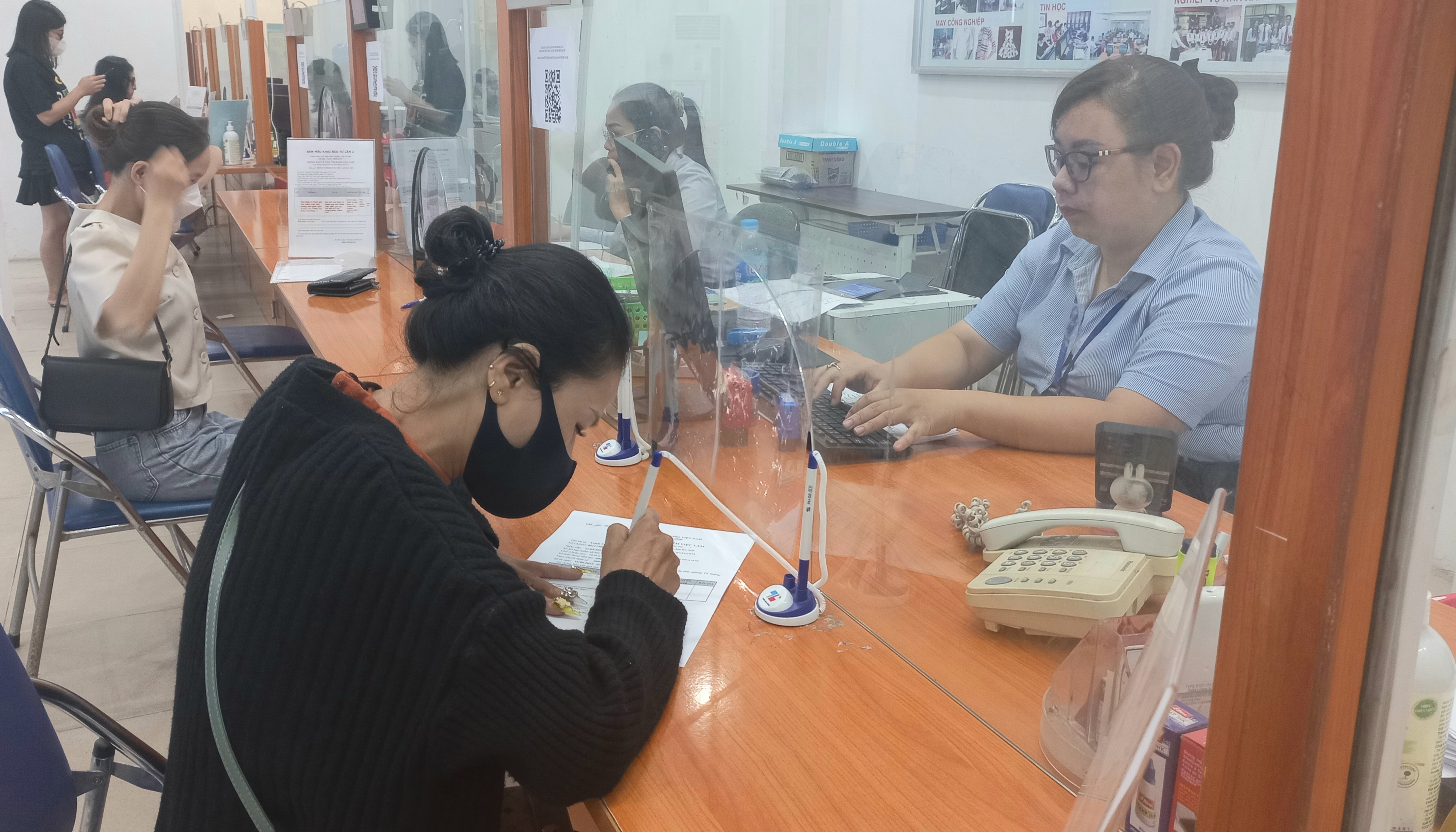 Lao động l&agrave;m thủ tục li&ecirc;n quan đến bảo hiểm tại H&agrave; Nội. Ảnh - N.Dương.