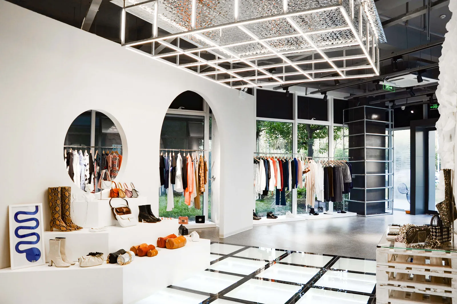 Cộng t&aacute;c với c&aacute;c nh&agrave; thiết kế địa phương song song với những thương hiệu xa xỉ quốc tế nổi tiếng l&agrave; trọng t&acirc;m chiến lược của nhiều thương hiệu b&aacute;n lẻ.