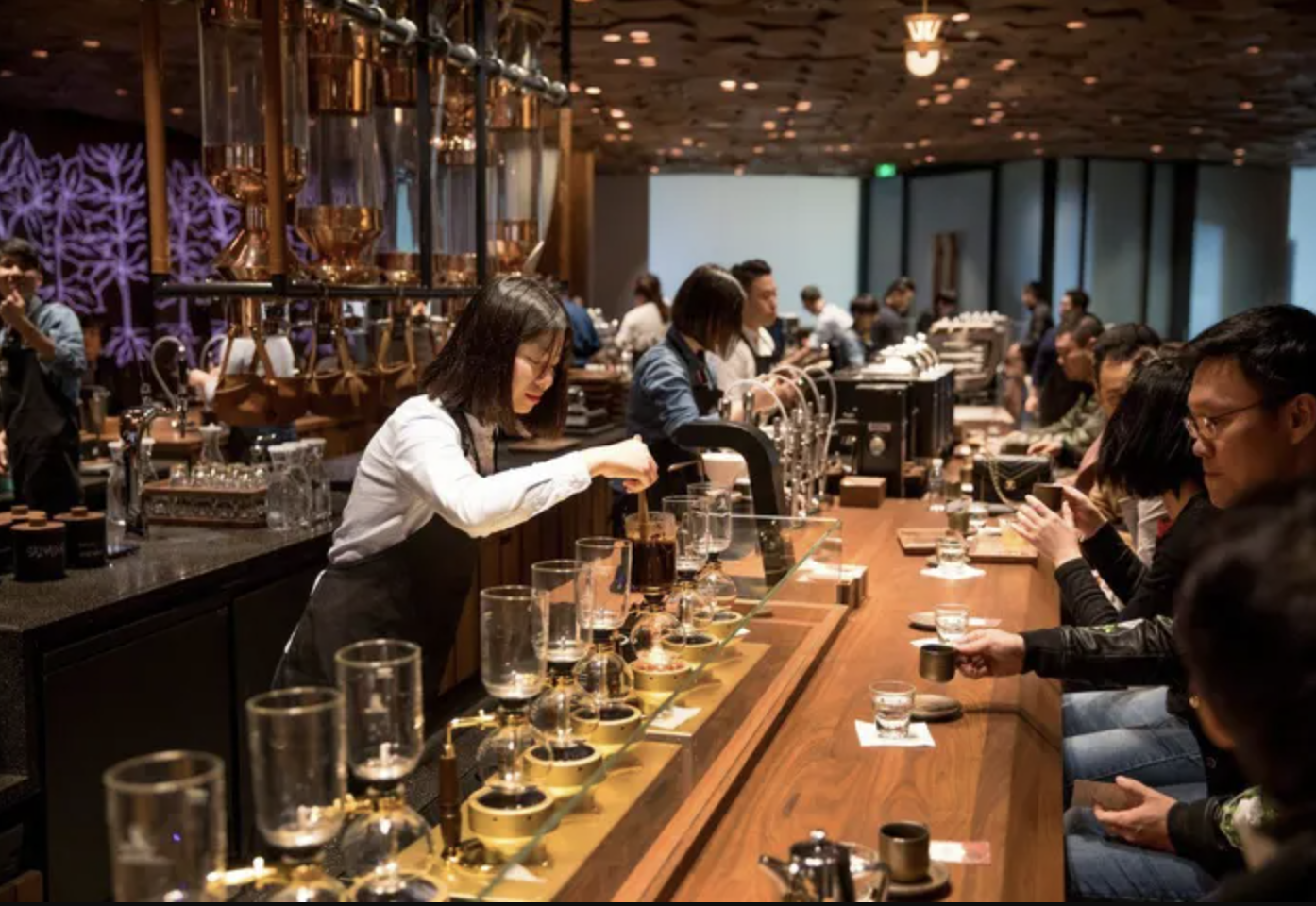 Trong một cửa hiệu Starbucks ở Trung Quốc - Ảnh: Forbes.