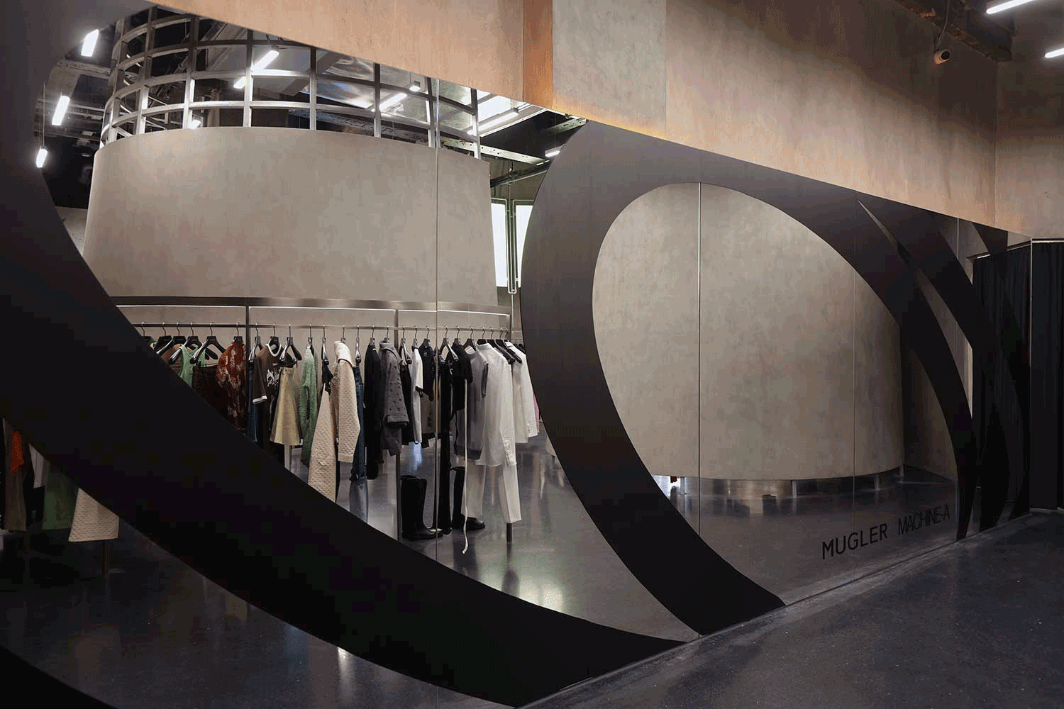 B&ecirc;n trong cửa h&agrave;ng bản lẻ sản phẩm đa thương hiệu&nbsp;Machine-A Thượng Hải.