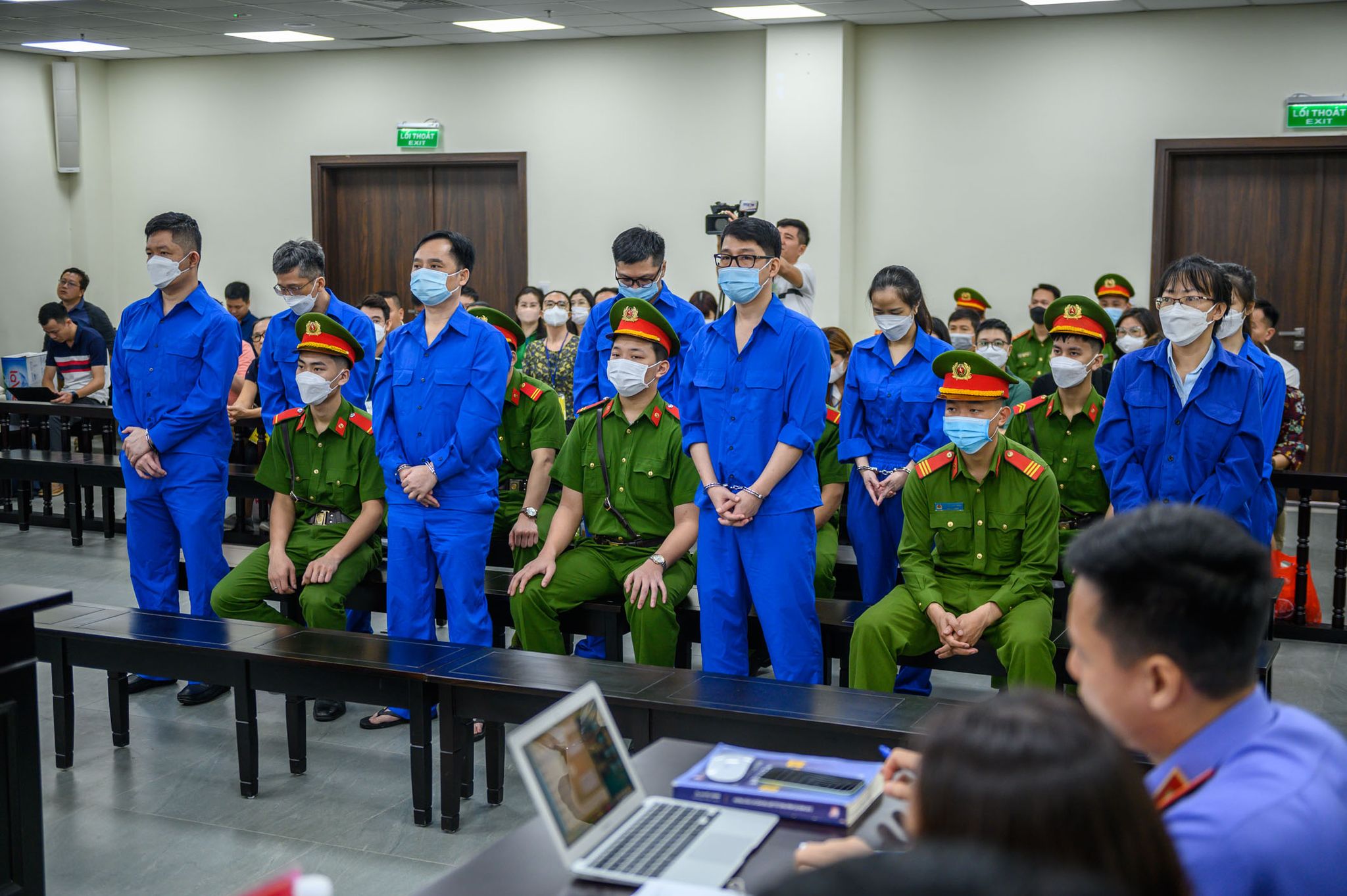 Các bị cáo hầu tòa chiều 8/5.