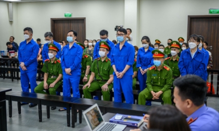 Các bị cáo nghe tuyên án.