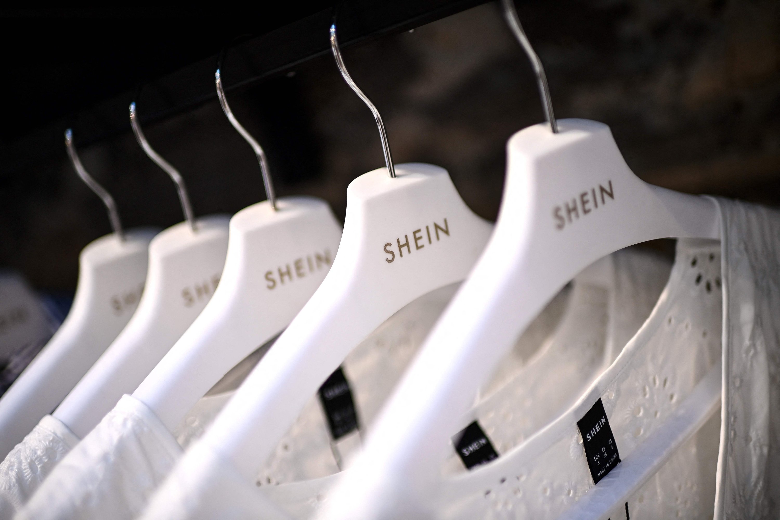 Shein sẽ có khoản đầu tư 15 triệu đô la nữa để hỗ trợ cho các nhà sản xuất bên thứ ba, công nhân và gia đình của họ. 