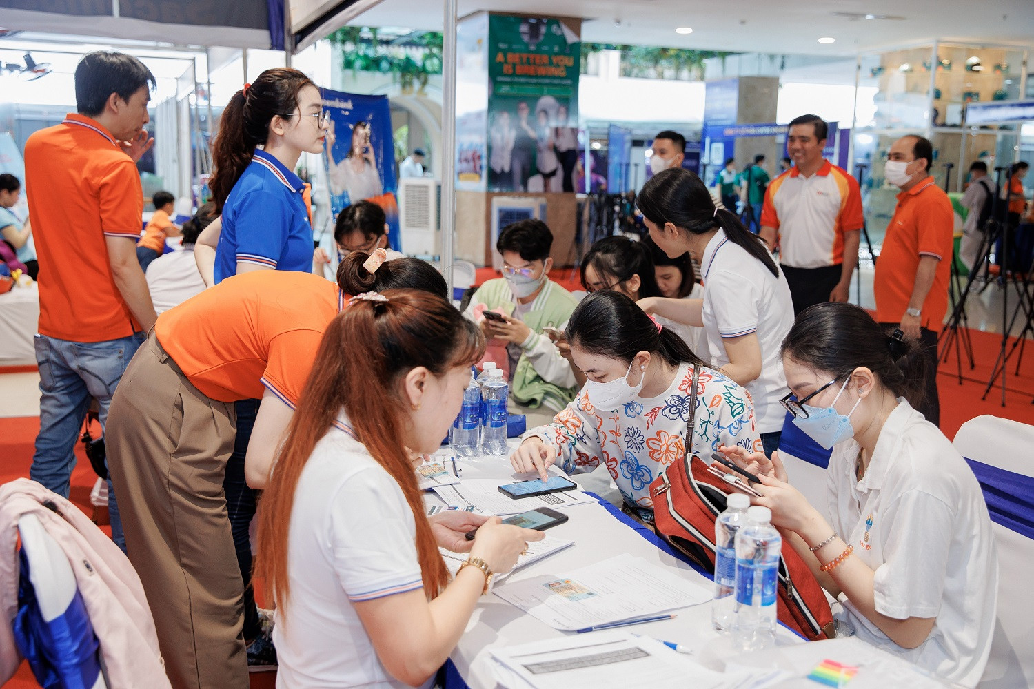 Sinh viên Đại học Kinh tế TP.HCM (UEH) tìm hiểu cơ hội việc làm tại UEH Sharing - Career Fair 2023. (Ảnh minh họa).