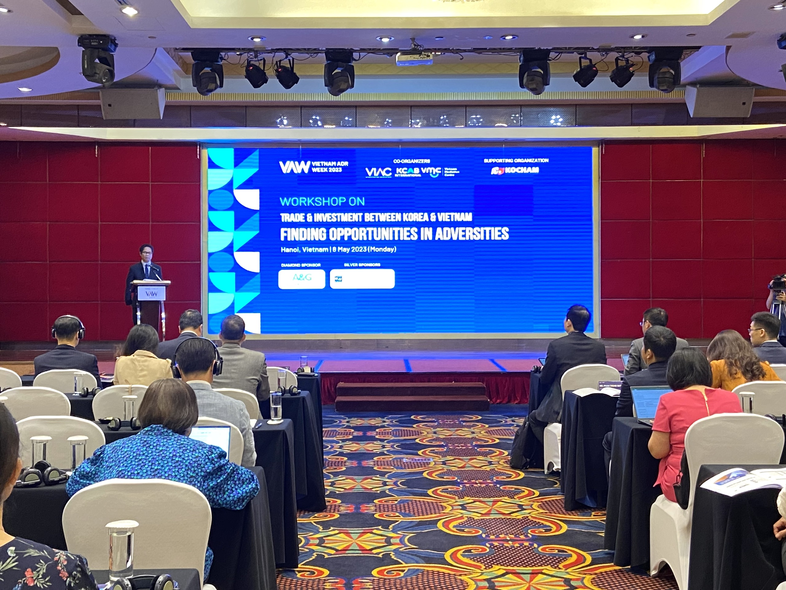 TS Vũ Tiến Lộc, Chủ tịch VIAC ph&aacute;t biểu tại hội thảo.