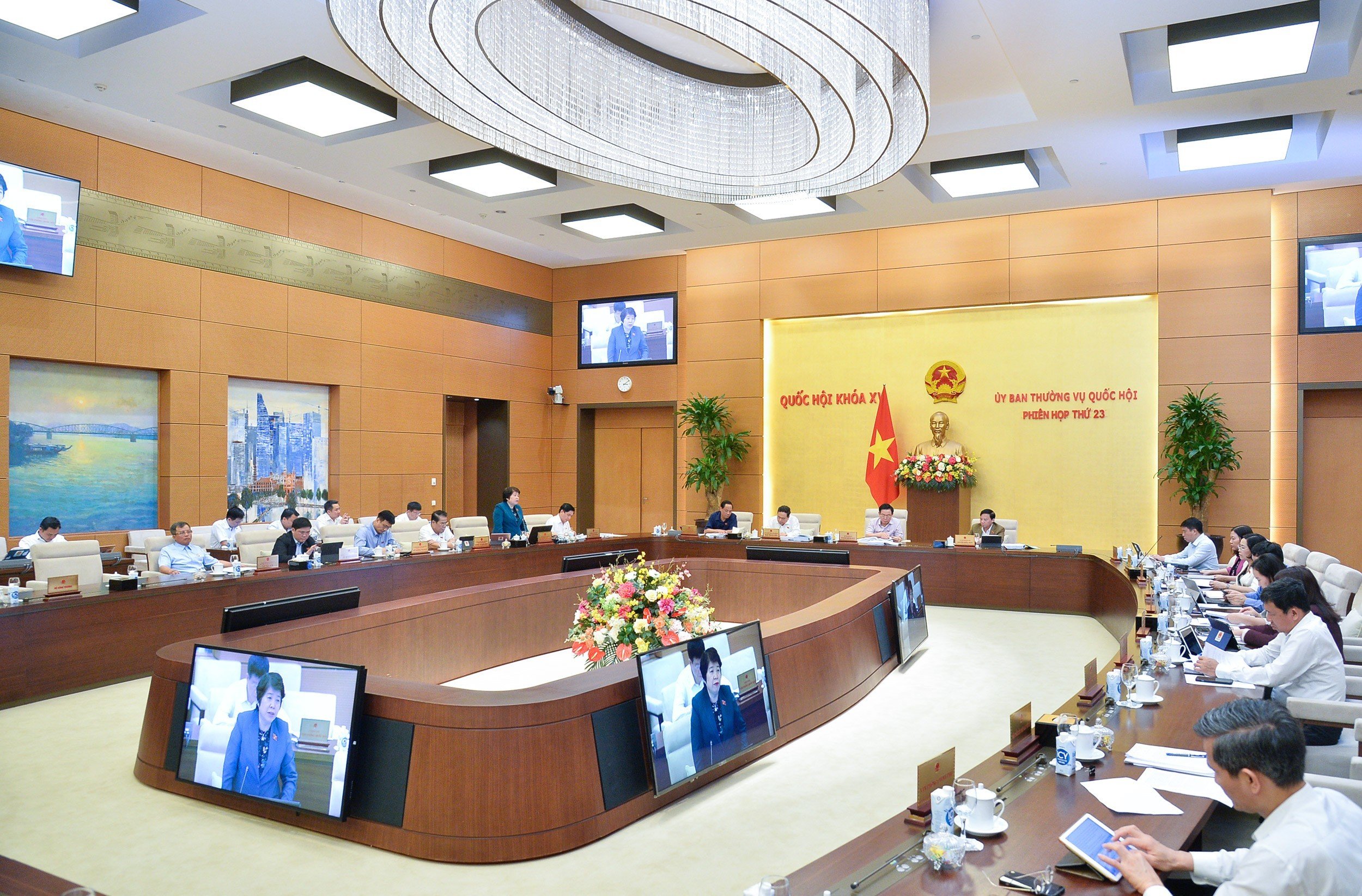 Uỷ ban Thường vụ Quốc hội cho ý kiến về Dự thảo Luật Các tổ chức tín dụng (sửa đổi)