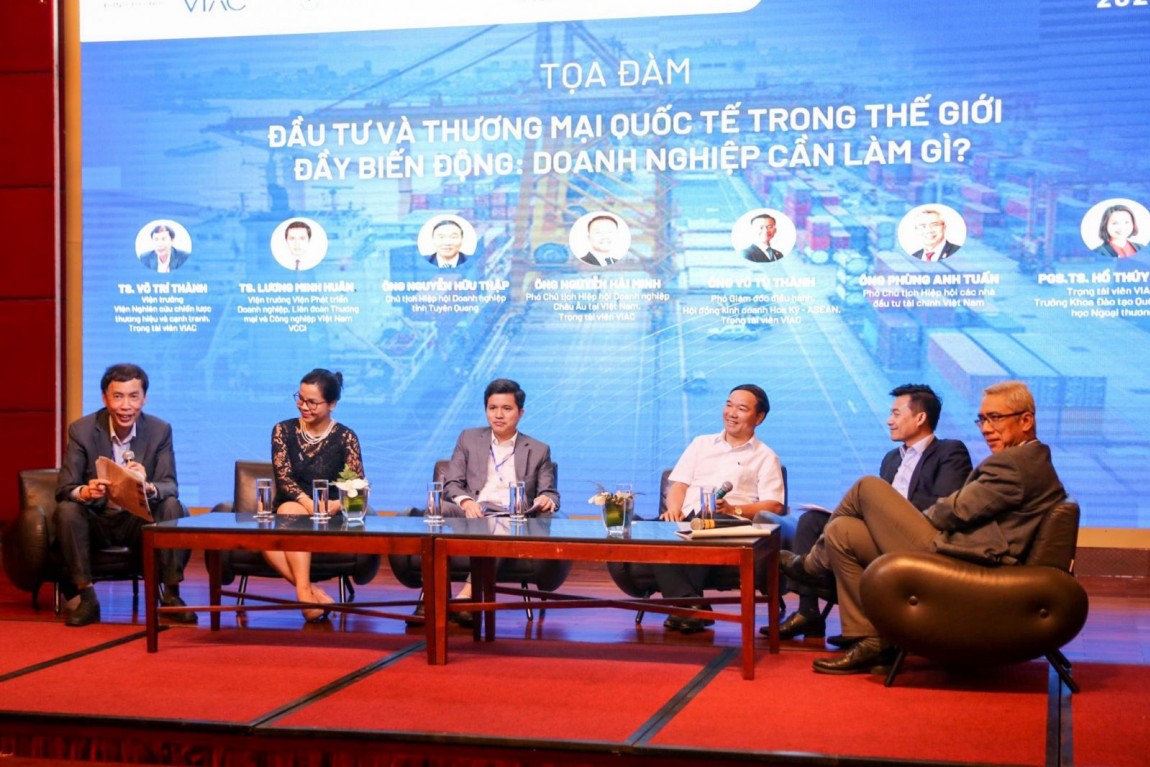 C&aacute;c chuy&ecirc;n gia chia sẻ tại toạ đ&agrave;m.