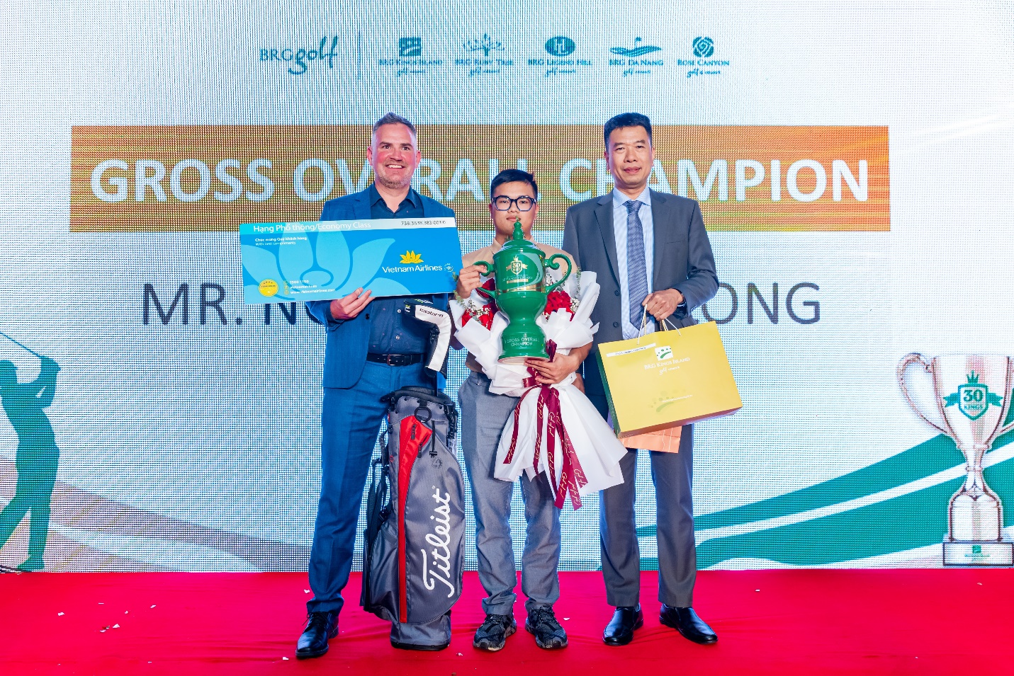 Trao cúp vô địch cho gôn thủ Nguyễn Nhất Long - Nhà vô địch của sự kiện “30th Anniversary Championship” với điểm số gross 71.