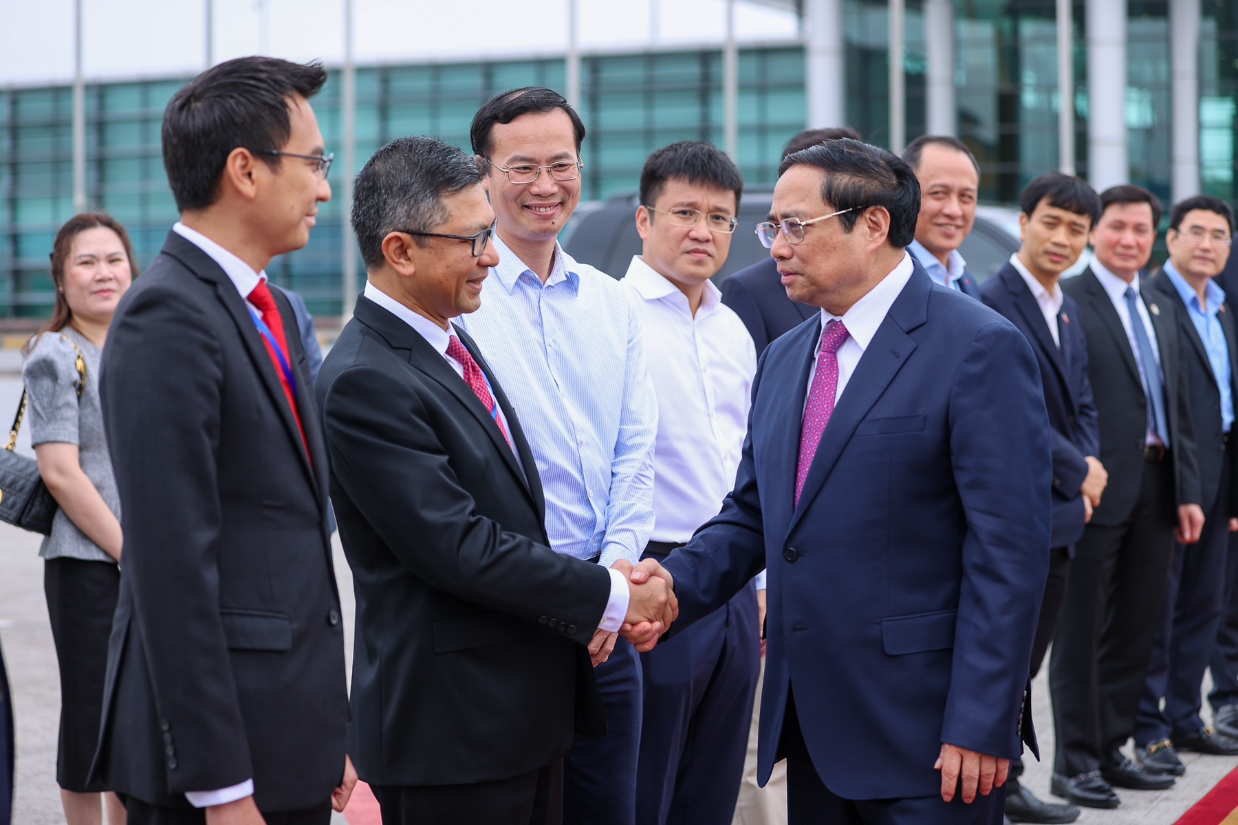 Đại sứ Indonesia tại Việt Nam Denny Abdi tiễn Thủ tướng và Đoàn Việt Nam lên đường dự Hội nghị Cấp cao ASEAN lần thứ 42 - Ảnh: VGP