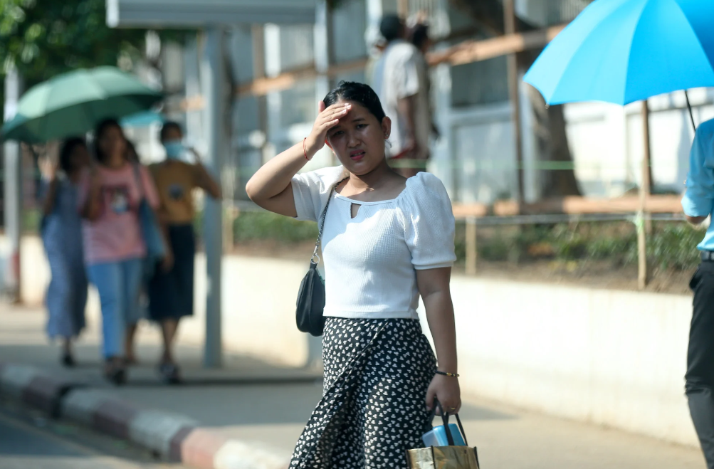 Một người phụ nữ trong một ngày nắng nóng ở Yangon tháng trước. Nhiệt độ ở Myanmar tăng lên khoảng 45 độ C trong tháng 4 - Ảnh: Ảnh: Tân Hoa Xã