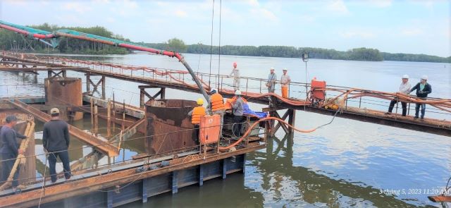 Thi công gói thầu đoạn phía Đông dự án cao tốc Bến Lức - Long Thành.