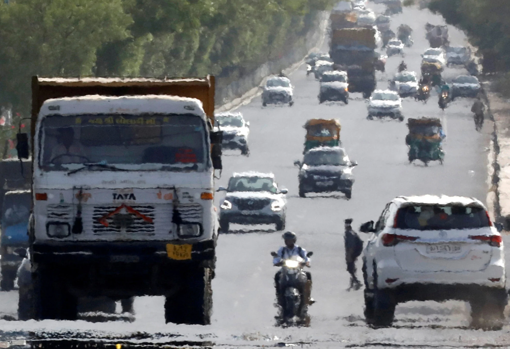 Giao thông di chuyển giữa nhiệt độ cao trên một con đường ở Ahmedabad năm 2022. Thành phố này là thành phố đầu tiên của Ấn Độ có kế hoạch hành động chống nắng nóng - Ảnh: Reuters