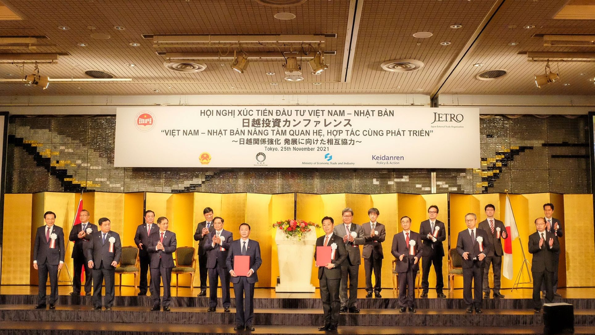 Chủ tịch công ty TNHH AEON MALL – Ông Iwamura Yasutsugu (bên phải) và Chủ tịch UBND tỉnh Thanh Hóa – Ông Đỗ Minh Tuấn (bên trái) trao Văn bản ghi nhớ