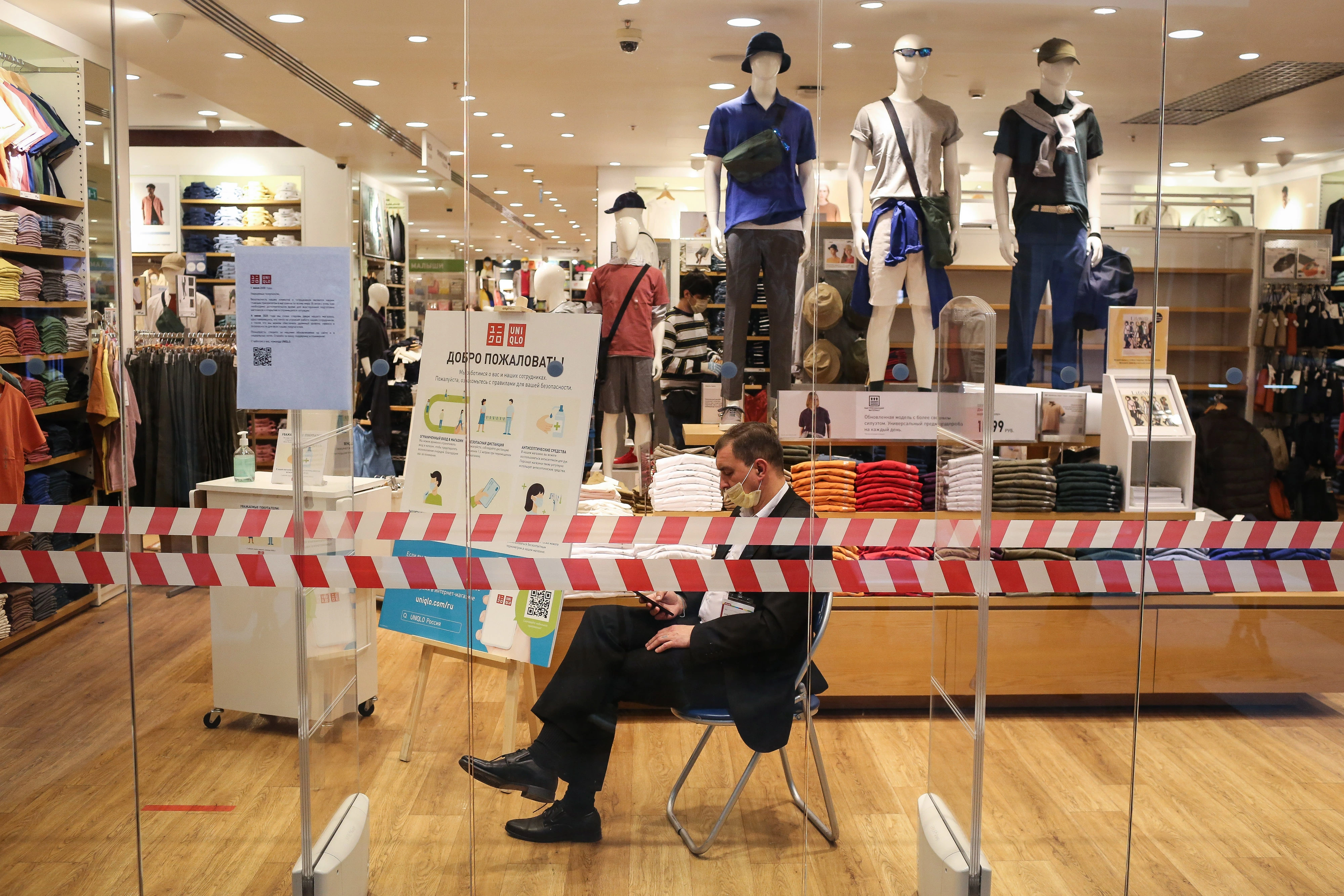 Uniqlo đã tạm dừng hoạt động tại tất cả 50 cửa hàng ở Nga vào cuối tháng 3 năm 2022 và ngừng bán hàng trực tuyến sau khi bùng nổ chiến sự ở Ukraine.