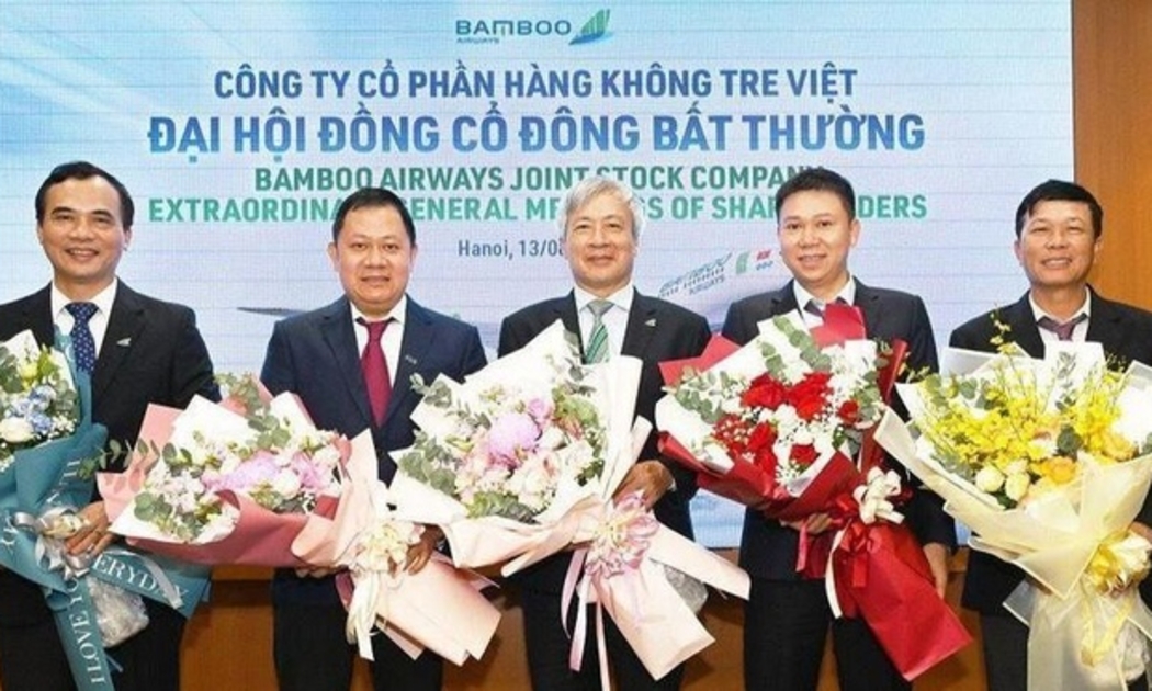 Ông Lê Thái Sâm ngoài cùng bên phải đã nhận 400 triệu cổ phần Bamboo Airway từ FLC.