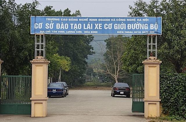 Gần đây, Trung tâm đào tạo và sát hạch lái xe cơ giới đường bộ tại Hoà Bình bị phát hiện làm giả hồ sơ, tài liệu và ghi khống nội dung giáo viên giảng dạy tại trung tâm.