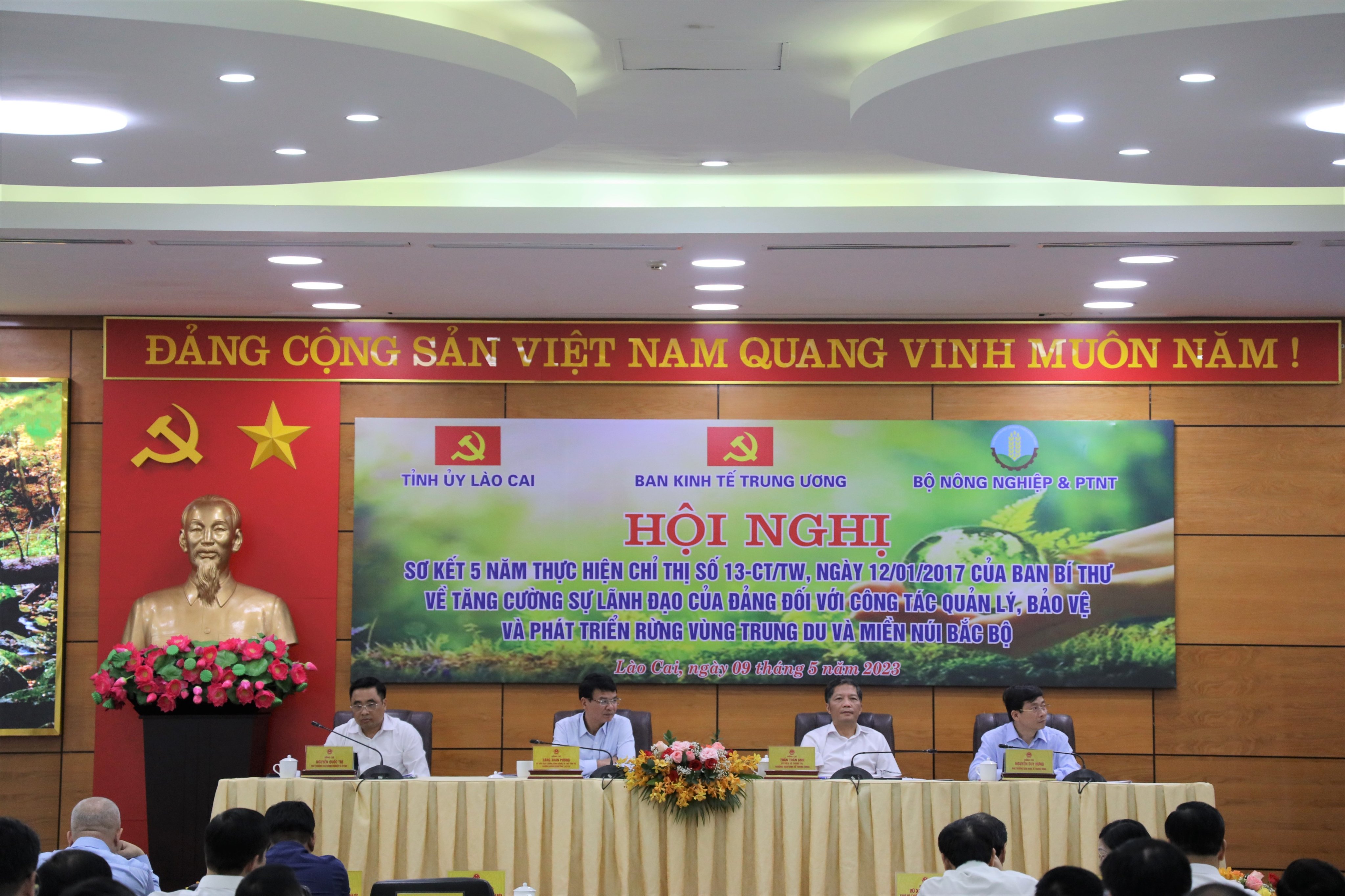 Toàn cảnh hội nghị.