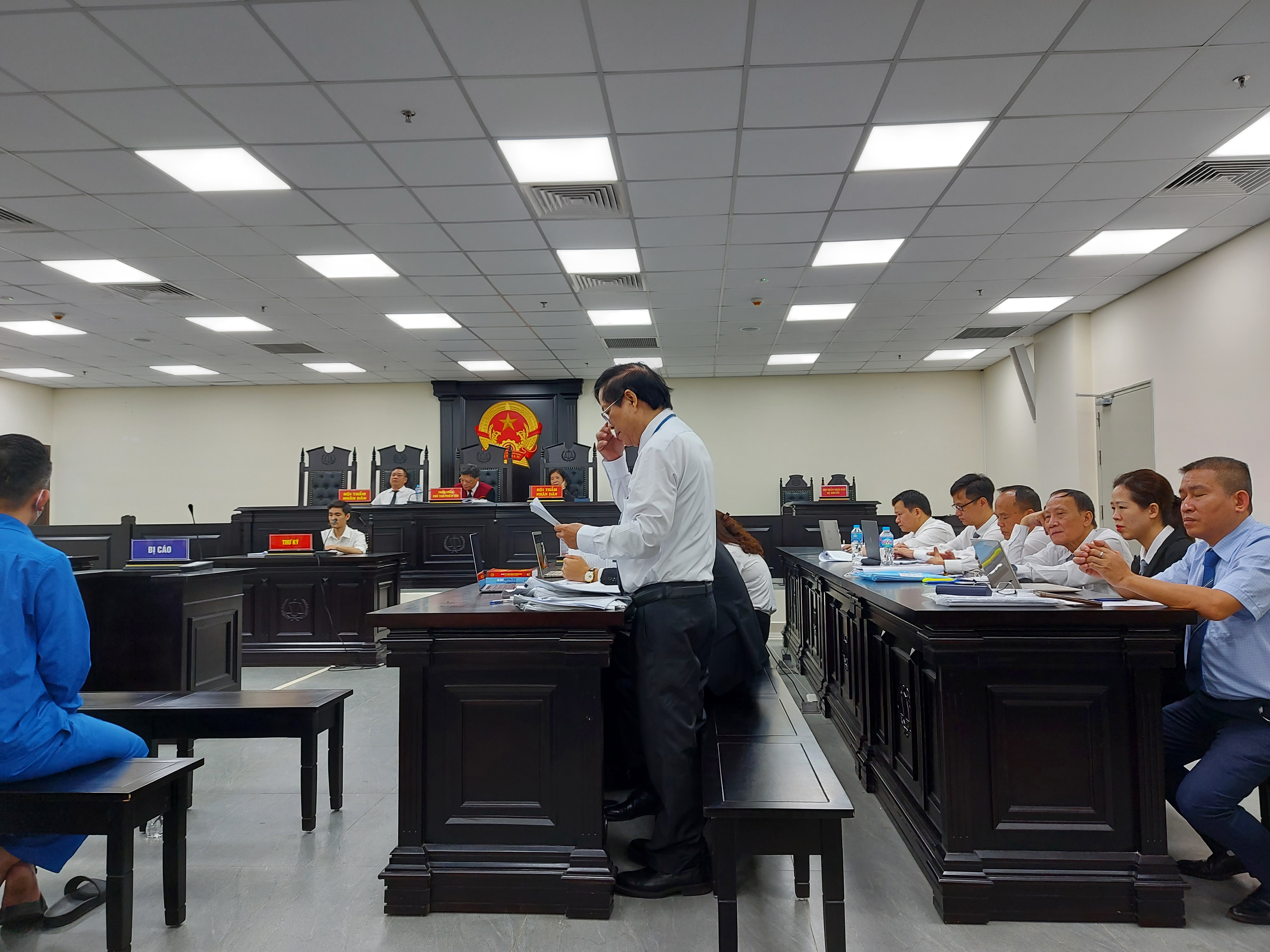 C&aacute;c luật sư tham gia b&agrave;o chữa cho c&aacute;c bị c&aacute;o.