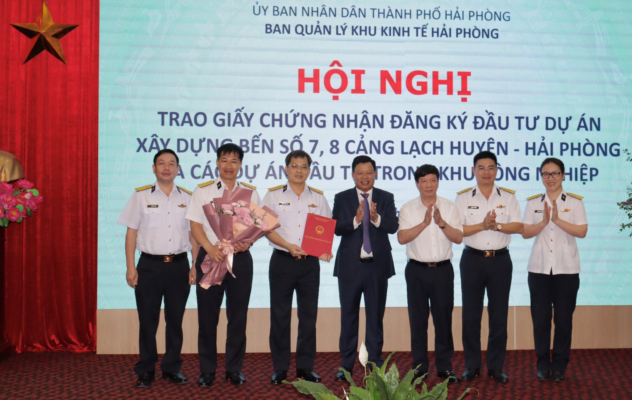  Ông Lê Trung Kiên, Trưởng Ban Quản lý Khu kinh tế Hải Phòng trao Giấy chứng nhận cho Công ty TNHH MTV Tổng Công ty Tân cảng Sài Gòn.