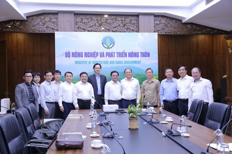 Bộ trưởng L&ecirc; Minh Hoan chụp ảnh lưu niệm với Thứ trưởng Đ&otilde; H&ugrave;ng Việt v&agrave; đo&agrave;n Bộ Ngoại giao.