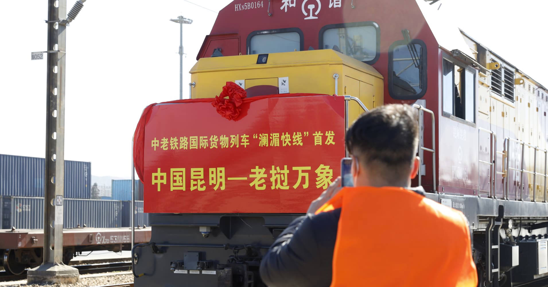 Chuyến tàu chở hàng đầu tiên trên tàu Lancang-Mekong Express khởi hành từ Côn Minh, Trung Quốc vào ngày 10/1/2022,  bắt đầu hành trình kéo dài 26 tiếng đến Viêng Chăn, thủ đô Lào - Ảnh: Getty Images