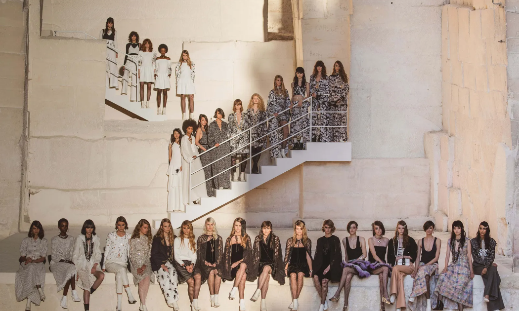 Sshow diễn Chanel Cruise 2022 tại Les Baux-de-Provence, Pháp. Ảnh: Vogue Business