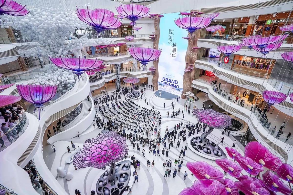 Haikou International Duty Free City. tại Hải Khẩu - thủ phủ của đảo Hải Nam được coi là trung tâm mua sắm miễn thuế lớn nhất thế giới.